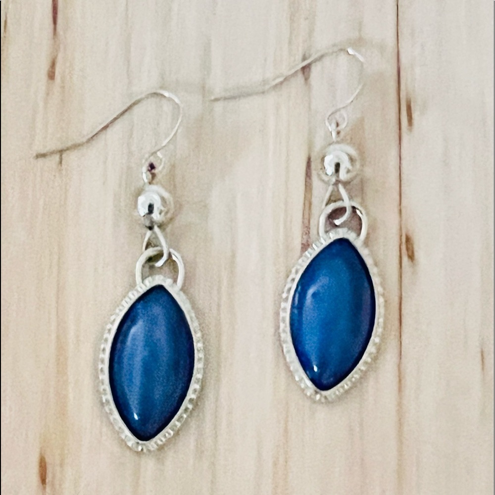 Earrings with silver tone bluish stone (Fashion)